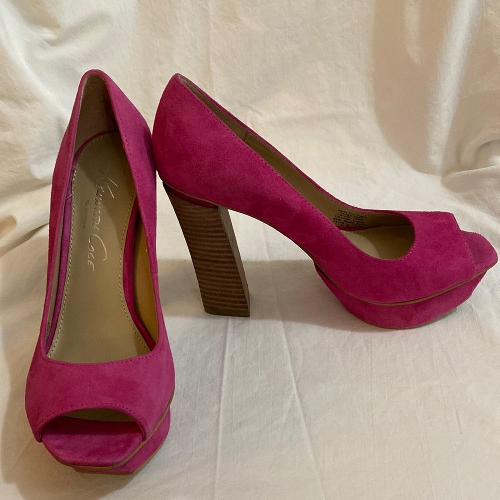 Kenneth Cole New York She’s Got Edge Suede Platform Peep Toe Shoes Fuchsia 6.5M